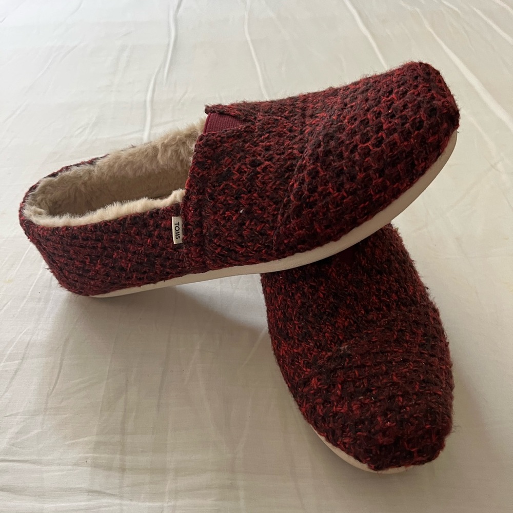 EUC Tom’s women’s fur lined slip one. Size 8.5